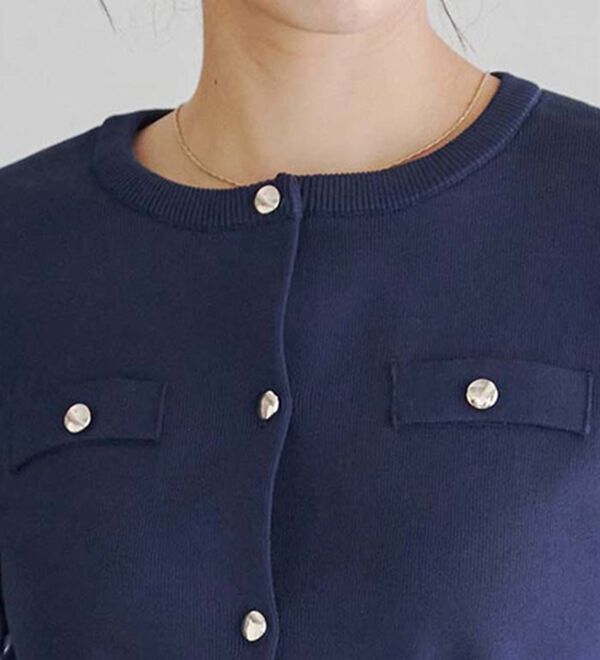 Pierrot（ピエロ）の「上品見えスポンジニットゴールドボタンカーディガン（ニットカーディガン）」｜詳細画像