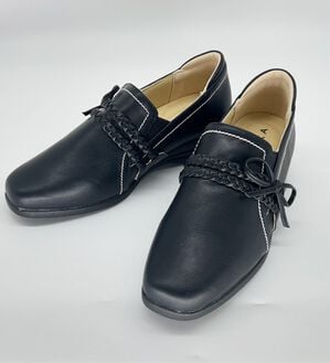 BELLUNA（ベルーナ）の「４Ｅ編み込みベルトシューズ（スリッポン）」｜黒