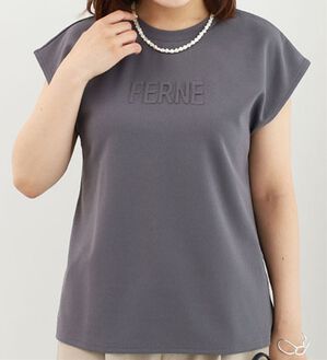 BELLUNA（ベルーナ）の「エンボス加工ロゴデザインプルオーバー（カットソー）」｜チャコール