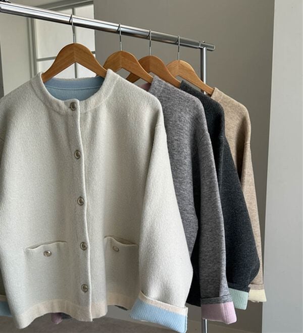 RANAN（ラナン）の「裏配色ゴールド調ボタンニットコーディガン（ニットカーディガン）」｜詳細画像