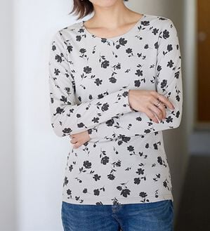 LAVIENNE（ラヴィエンヌ）の「【医師オススメ】綿１００％吸湿発熱あったかインナー　クルーネックインナー長袖（肌着・インナーウェア）」｜グレー系花柄