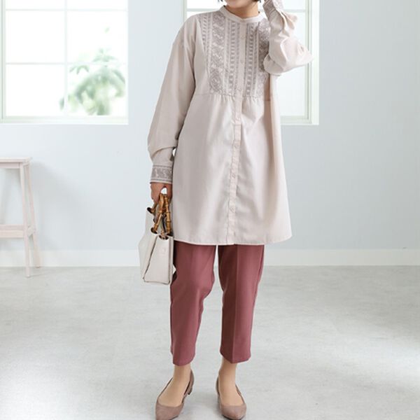 BELLUNA（ベルーナ）の「ペイズリー刺しゅうシャツチュニック（チュニック）」｜詳細画像