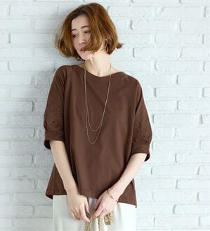 BELLUNA（ベルーナ）の「袖刺しゅうデザインＶネックプルオーバー（カットソー）」｜ブラウン
