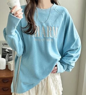 GeeRA（ジーラ）の「指穴デザイン刺しゅうロゴスウェット（トレーナー・スウェット）」｜杢ブルー