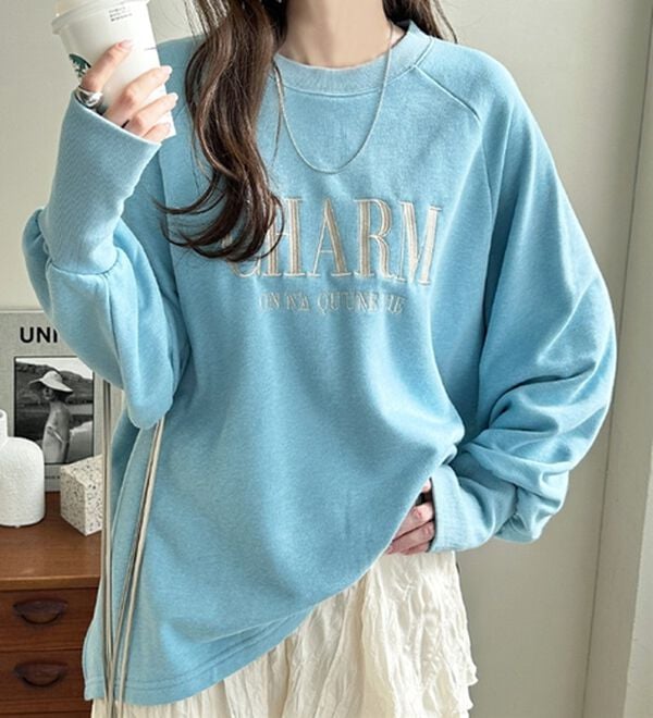 GeeRA（ジーラ）の「指穴デザイン刺しゅうロゴスウェット（トレーナー・スウェット）」｜杢ブルー