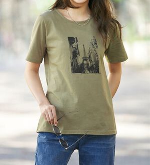 BELLUNA（ベルーナ）の「ひんやリッチコットン大人のプリントＴシャツ（Tシャツ）」｜フォト柄カーキ