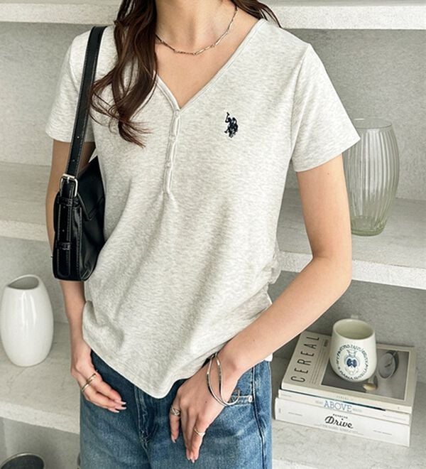 GeeRA（ジーラ）の「【ＵＳ．ＰＯＬＯ．ＡＳＳＮ】接触冷感Vネックヘンリーリブカットソー（カットソー）」｜詳細画像