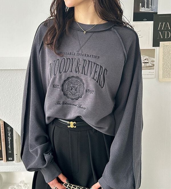 GeeRA（ジーラ）の「リメイク風刺しゅうロゴ裏毛スウェット（カットソー）」｜詳細画像