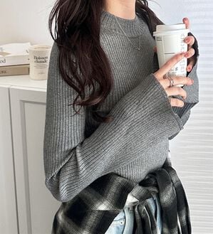 GeeRA（ジーラ）の「フレア袖ラメリブショートニットトップス（ニット・セーター）」｜チャコール