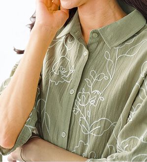 BELLUNA（ベルーナ）の「グラフィック風刺しゅう袖リボンチュニック（チュニック）」｜オリーブ系