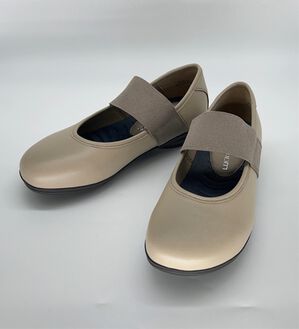 BELLUNA（ベルーナ）の「山羊革甲ゴムベルトシューズ（フラットシューズ）」｜グレー