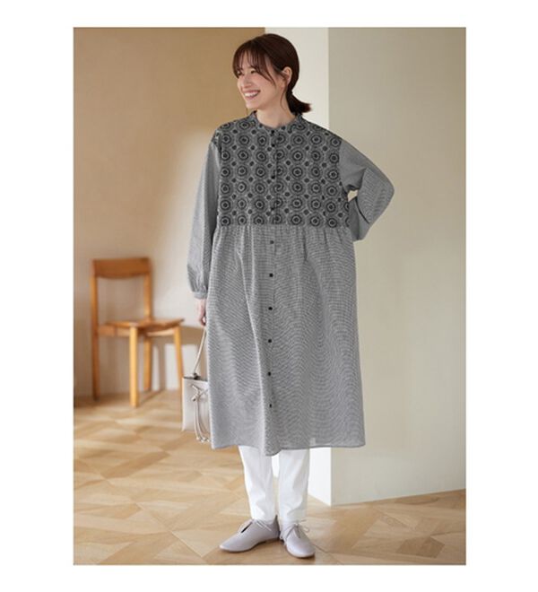 Viola e Viola（ヴィオラ エ ヴィオラ）の「パッと華やぐ繊細刺しゅうの大人シャツワンピース（シャツワンピース）」｜詳細画像