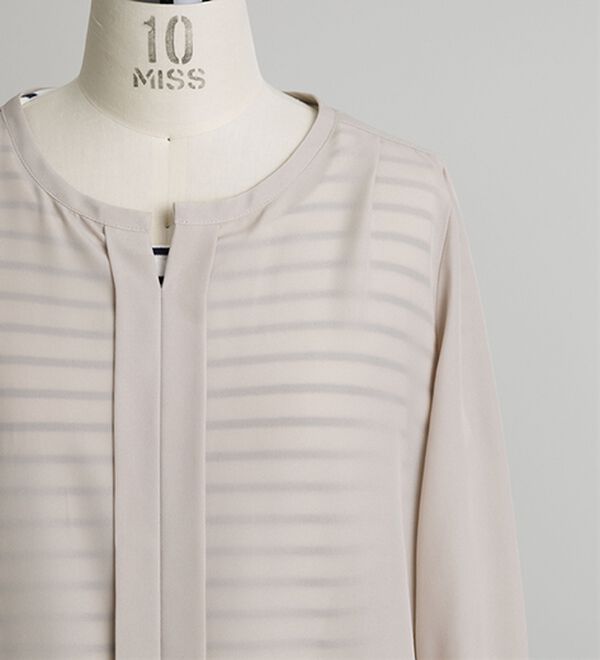 BELLUNA（ベルーナ）の「ひんやり機能付！袖タックキーネックブラウス（ブラウス）」｜詳細画像