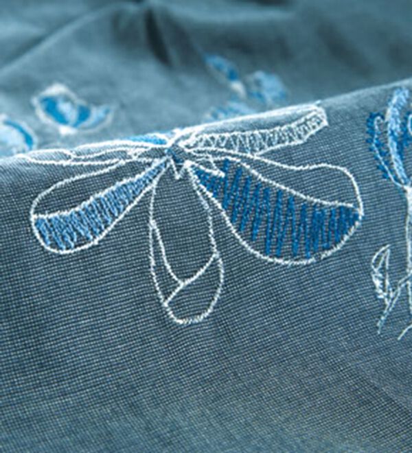 BELLUNA（ベルーナ）の「綿１００％シャンブレー素材刺しゅうオーバーブラウス（チュニック）」｜詳細画像