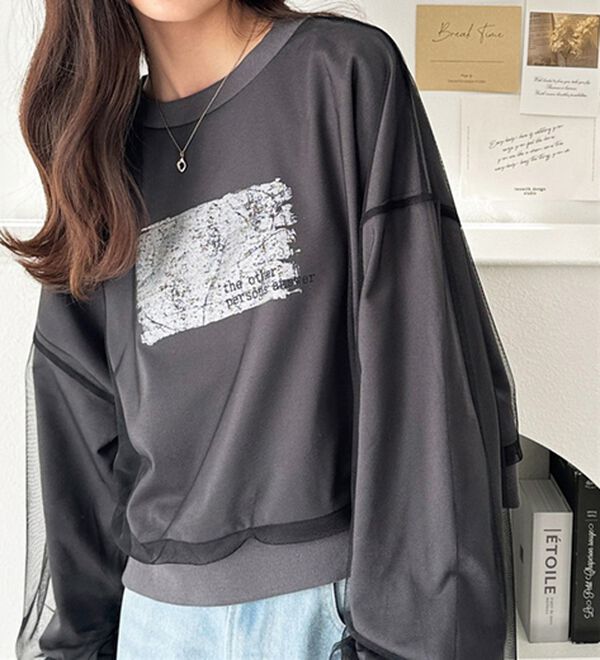 GeeRA（ジーラ）の「チュールカバー箔プリントスウェット（トレーナー・スウェット）」｜チャコール&times;ヨコナガプリント