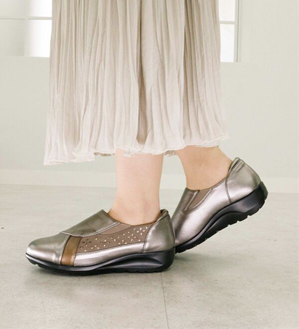 BELLUNA（ベルーナ）の「５Ｅカットワーク切替スリッポンシューズ（スリッポン）」｜詳細画像