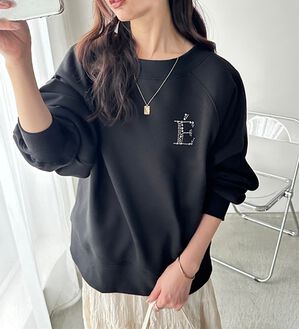 GeeRA（ジーラ）の「ビジューワッペンボートネックスウェット（カットソー）」｜ブラック