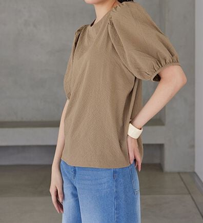 RANAN（ラナン）の「ひんやり！サッカー素材袖ボリュームブラウス（ブラウス）」