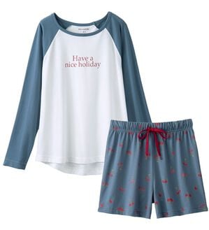 YU'NOW（ユナウ）の「ラグランスリーブＴシャツ＆ショートパンツセット（パジャマ・ルームウェア）」｜ネイビー系チェリー柄
