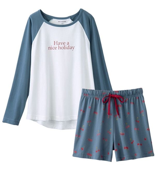 YU'NOW（ユナウ）の「ラグランスリーブＴシャツ＆ショートパンツセット（パジャマ・ルームウェア）」｜ネイビー系チェリー柄