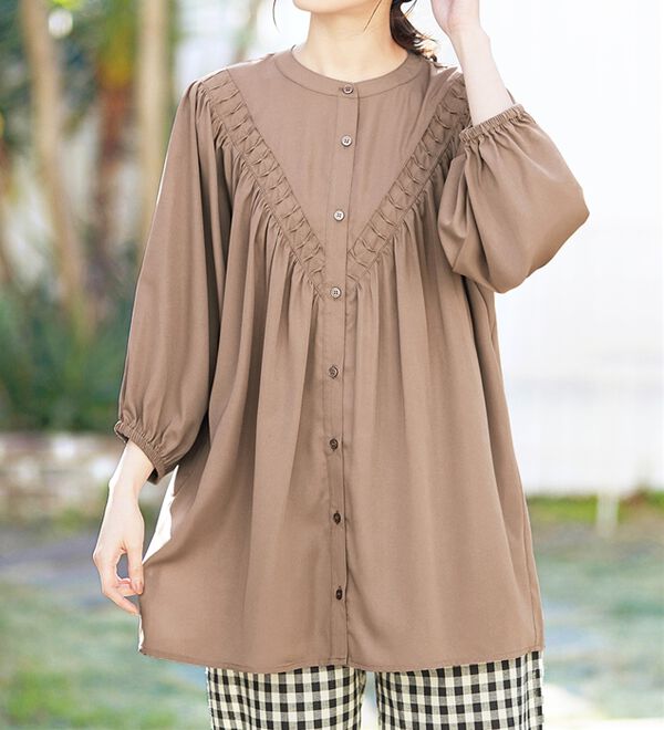 Viola e Viola（ヴィオラ エ ヴィオラ）の「Ｖ切替ピンタックアレンジブラウス（ブラウス）」｜詳細画像