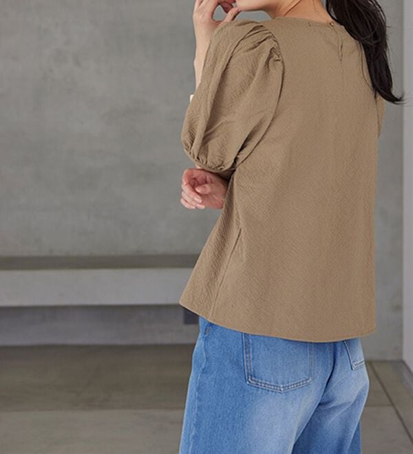 RANAN（ラナン）の「ひんやり！サッカー素材袖ボリュームブラウス（ブラウス）」｜詳細画像