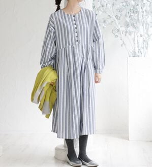 A HAPPY MARILYN（アハッピーマリリン）の「【Ｌ～６Ｌ】綿１００％さらりリラックス ゆったりシルエットのスッキリ柄 ストライプ マルチストライプコットンワンピ（ロングワンピース）」｜ブルー系