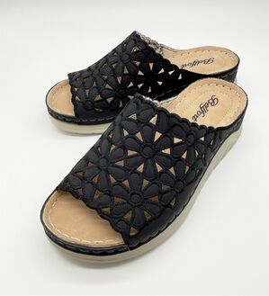 BELLUNA（ベルーナ）の「幅広フラワーレースミュール（サンダル・ミュール）」｜黒