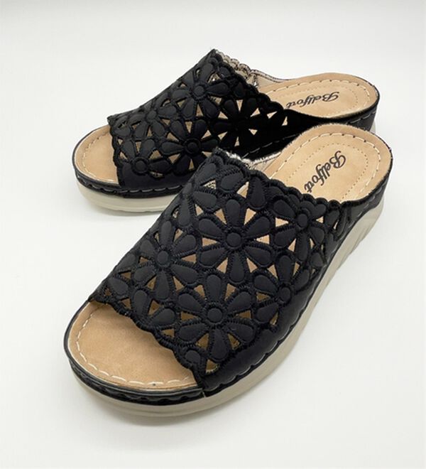 BELLUNA（ベルーナ）の「幅広フラワーレースミュール（サンダル・ミュール）」｜黒