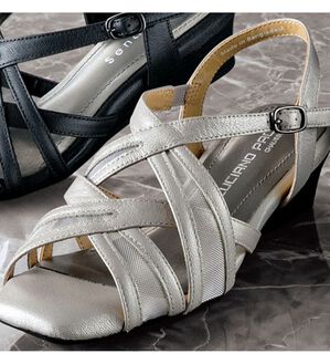 BELLUNA（ベルーナ）の「４Ｅ山羊革エレガントクロスパンプス（パンプス）」｜シルバーメタリック