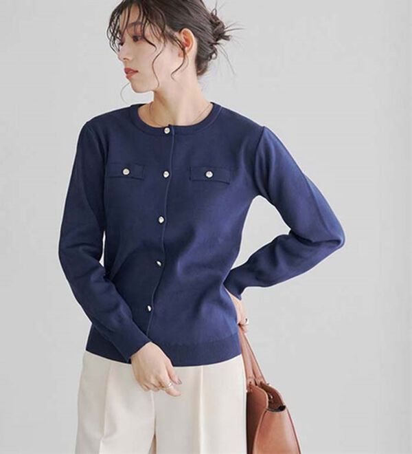 Pierrot（ピエロ）の「上品見えスポンジニットゴールドボタンカーディガン（ニットカーディガン）」｜詳細画像