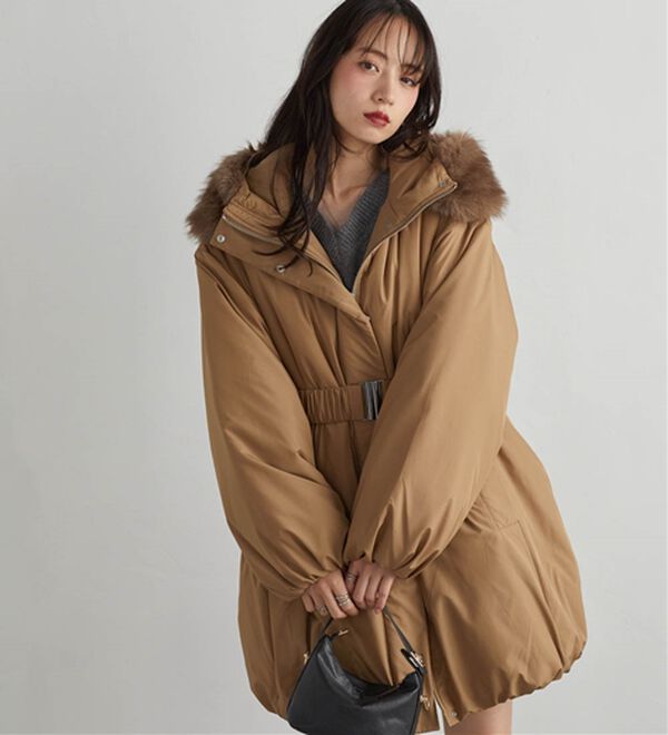 RANAN（ラナン）の「ミドル丈フードファー中わたダウンコート（ハーフコート）」｜キャメル