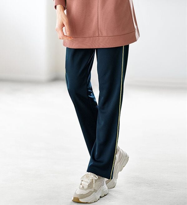 BELLUNA（ベルーナ）の「＜ＥＬＬＥ　Ａｃｔｉｖｅ＞配色ラインジャージパンツ（その他パンツ）」｜ネイビー