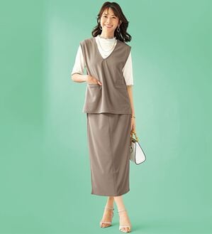 BELLUNA（ベルーナ）の「機能付ジョーゼット素材ベストセットアップ（セットアップ）」｜ベージュ