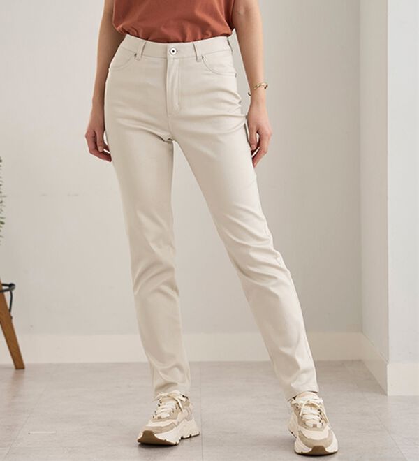 BELLUNA（ベルーナ）の「サラリ速乾！綿サテンストレッチカラーパンツ（フルレングスパンツ）」｜詳細画像