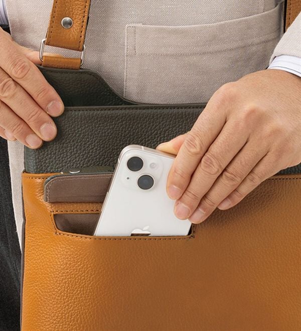 「＜日本製＞姫路レザースマホポケット付ショルダー（メンズショルダーバッグ）」｜詳細画像