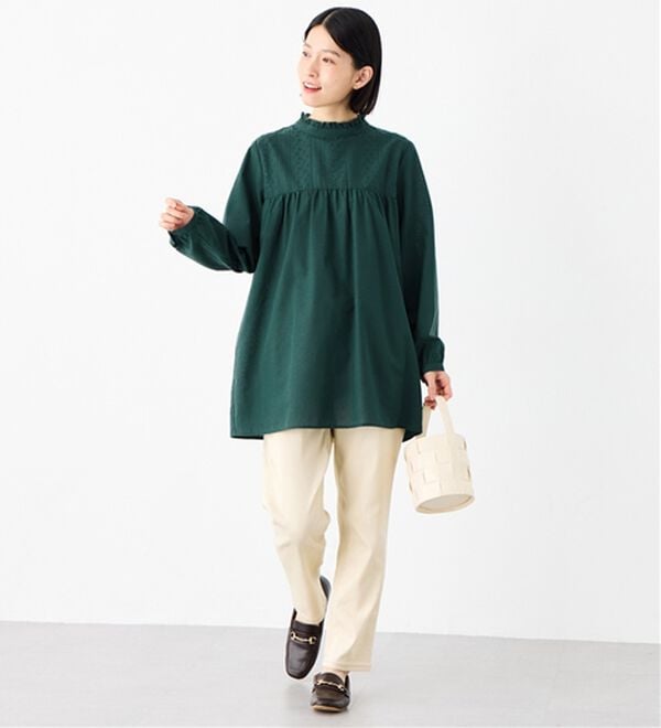 Viola e Viola（ヴィオラ エ ヴィオラ）の「パッと華やぐ繊細刺しゅうのフリル衿チュニックブラウス（チュニック）」｜詳細画像