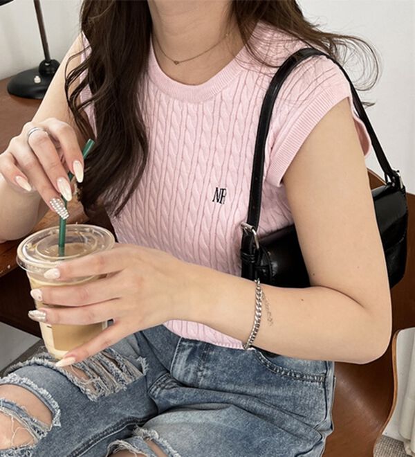 GeeRA（ジーラ）の「ケーブル編み刺しゅうノースリニット（ベスト）」｜詳細画像