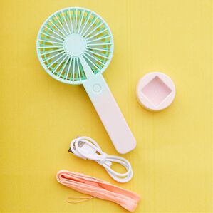 iellio（イエリオ）の「スリムグラデーションファン＜ハンディファン・ハンディ扇風機＞（扇風機・サーキュレーター）」｜グリーン&times;ピンク