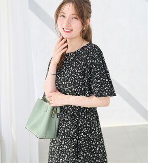 alotta（アロッタ）の「【4つの機能付】ひんやりフレア袖ベルト付ゆるワンピース（カットソーワンピース）」｜ブラック系花柄