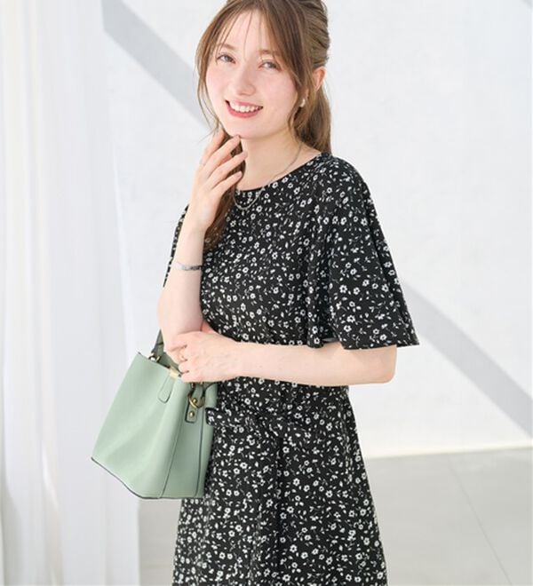 alotta（アロッタ）の「【4つの機能付】ひんやりフレア袖ベルト付ゆるワンピース（カットソーワンピース）」｜ブラック系花柄