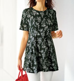 BELLUNA（ベルーナ）の「【接触冷感】フレアーシルエットプリントチュニック（チュニック）」｜モノトーン花柄