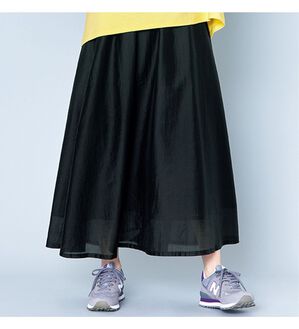 VINNO（ヴィノ）の「シャイニーローンマキシスカート（ロングスカート）」｜ブラック