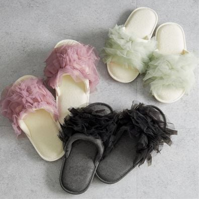 iellio（イエリオ）の「ミルフィーユフリルルームシューズ（スリッパ・ルームシューズ）」