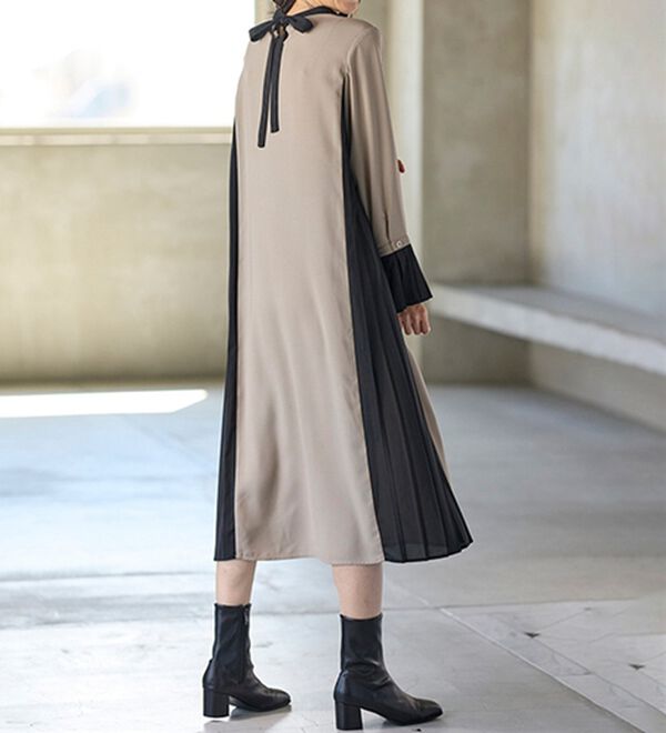 BELLUNA（ベルーナ）の「大人のモノトーンを着こなす配色プリーツワンピース（その他ワンピース）」｜詳細画像