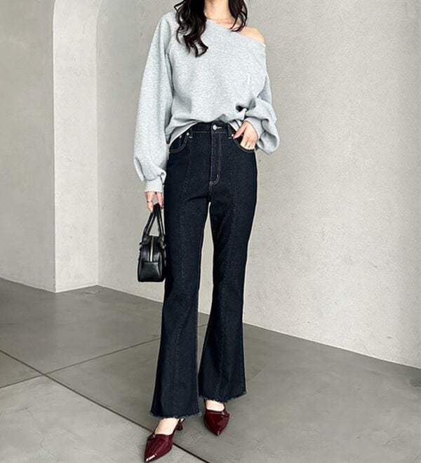 GeeRA（ジーラ）の「センターシームフレアデニムパンツ（フルレングスパンツ）」｜詳細画像