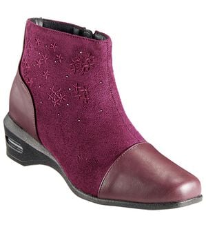 BELLUNA（ベルーナ）の「４Ｅ花刺しゅうエレガントショートブーツ（ブーツ）」｜ワイン