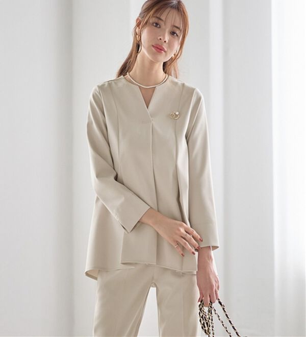 GeeRA（ジーラ）の「【2点セット】タックフレアーブラウスセットアップ（パンツスーツ）」｜ベージュ