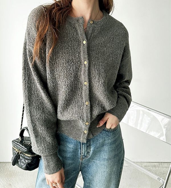 GeeRA（ジーラ）の「ゴールドボタン表面感クルーネックカーディガン（ニットカーディガン）」｜グレー