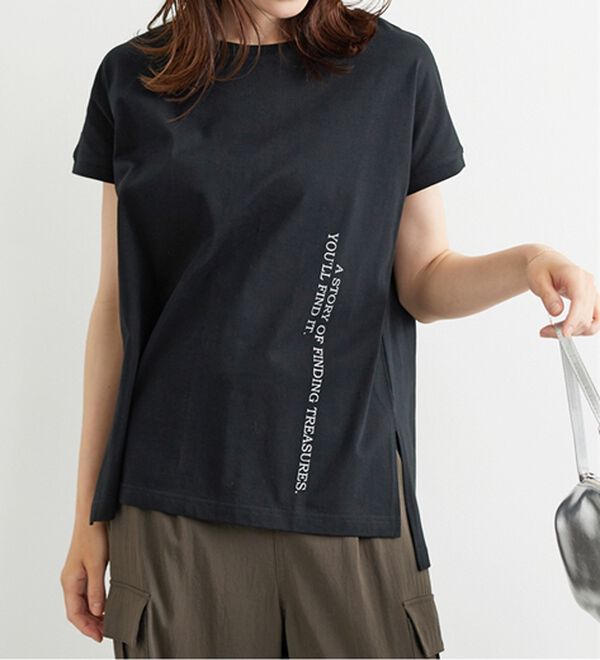 BELLUNA（ベルーナ）の「ラメプリント縦ロゴゆったりプルオーバー（カットソー）」｜詳細画像